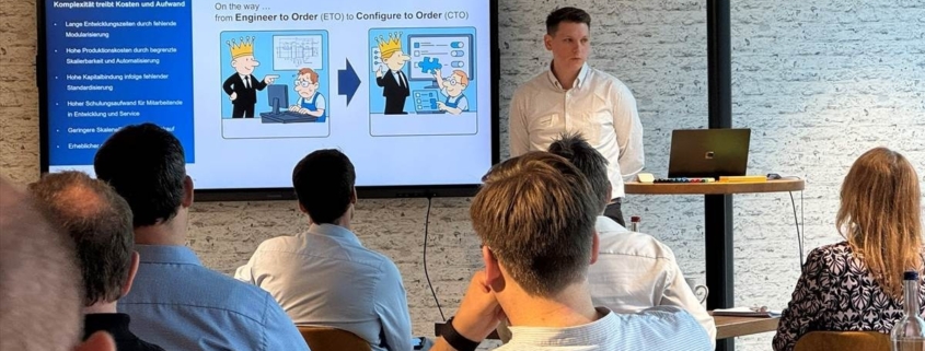 Matthias Otten beim Vortrag zu Komplexitätsmanagement im Maschinenbau und dem Übergang von ETO zu CTO bei ROS